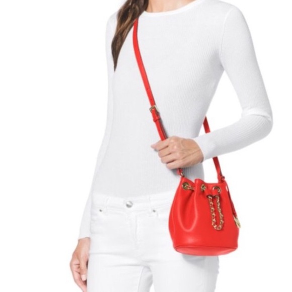 Michael Kors Handbags - Michael Kors Frankie Leather bucket bag Cross body